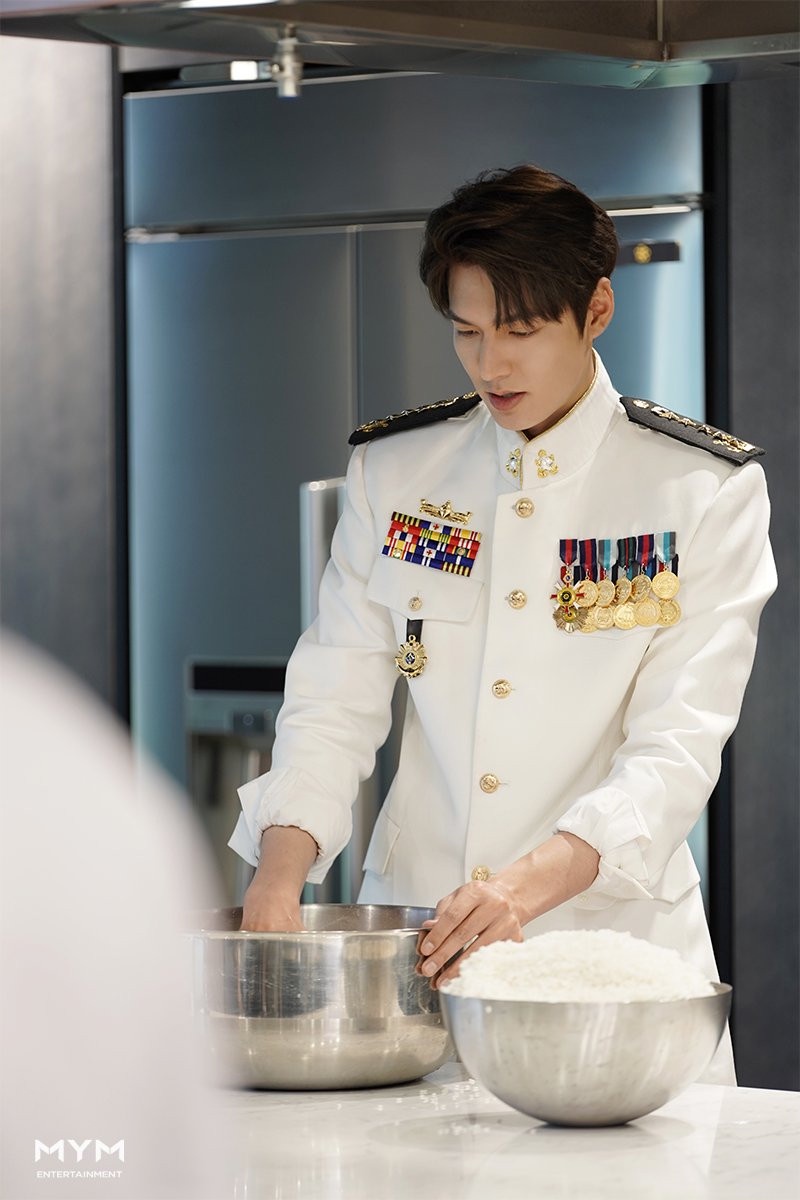 《The King:永遠的君主》李敏鎬皇帝造型回顧5:李袞的白色海軍制服
