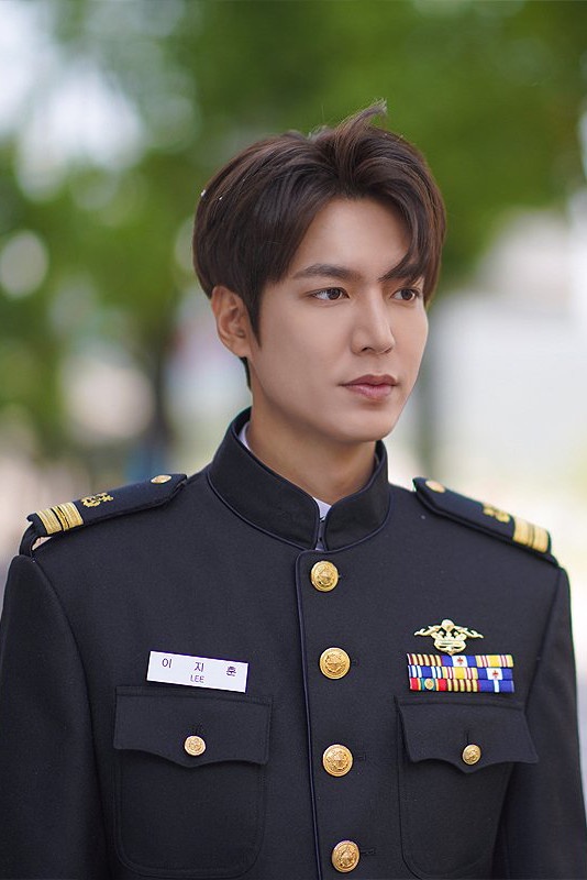 《The King:永遠的君主》李敏鎬皇帝造型回顧:李知勳的軍裝誘惑