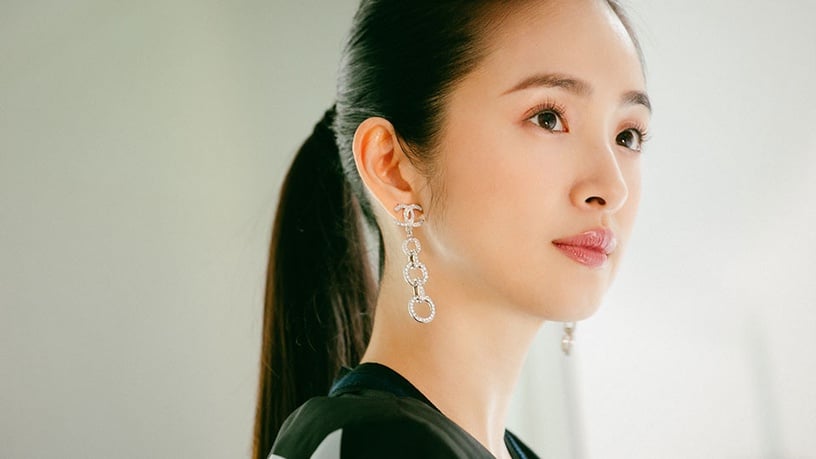 林依晨最愛的藍「山茶花保濕」!此生第一瓶香奈兒精華,豐沛保濕力讓每吋肌膚都潤澤