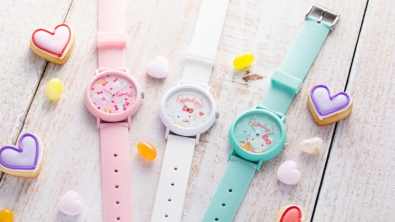 日本香氛品牌KAORU和Hello Kitty合作，推出三款Hello Kitty下午茶香氛手錶！右滑有更詳細資訊喔～