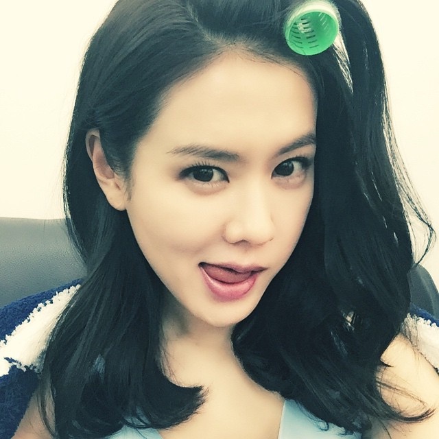 孙艺珍自拍没偶包,爱做鬼脸&不怕脸大,女神有颜就任性