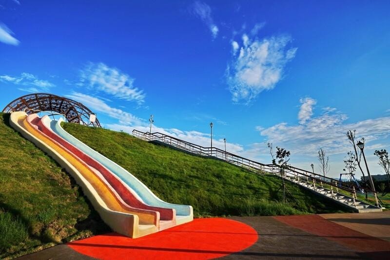 八里「十三行文化公園」:20公尺大溜滑梯+趣味滑草!