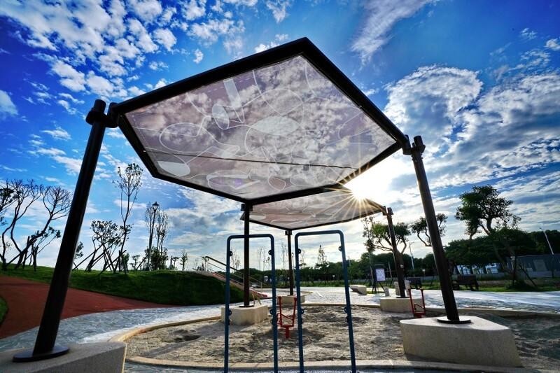 八里「十三行文化公園」:20公尺大溜滑梯+趣味滑草!
