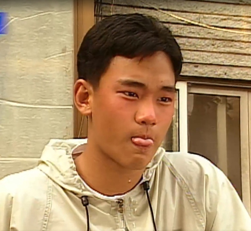 《雖然是精神病但沒關係》金秀賢跑龍套照片曝光!網友:「像我家土味表弟!」
