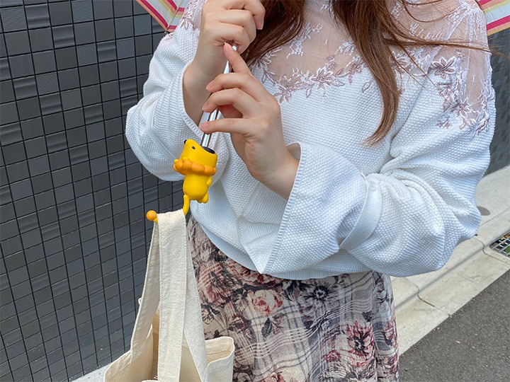 雨天必備「Umbrella Bite」全新登場,萌萌柴犬、獅子咬住雨傘握把,還可掛桌上超實用