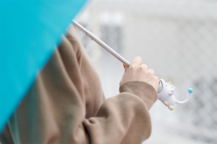 雨天必備「Umbrella Bite」全新登場,萌萌柴犬、獅子咬住雨傘握把,還可掛桌上超實用