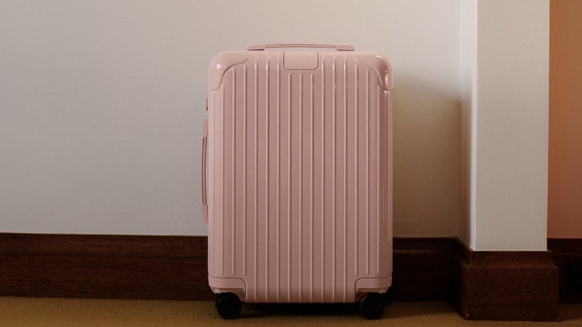 RIMOWA 推出絕美新色!夢幻「玫瑰霧粉」、「仙人掌綠」新登場,還推出同色硬殼斜揹袋