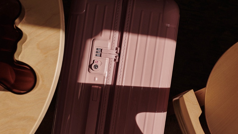 RIMOWA 推出絕美新色!夢幻「玫瑰霧粉」、「仙人掌綠」新登場,還推出同色硬殼斜揹袋