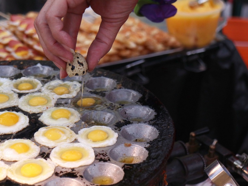 台南銅板美食「三代香酥鳥蛋」！30元的銅板價，一顆顆超療癒的鳥蛋，來台南夜市別錯過