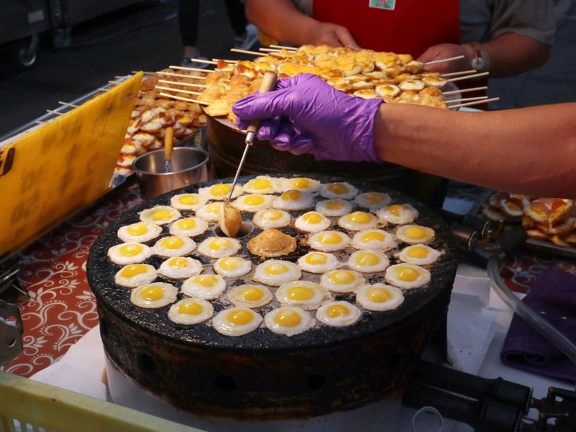 台南夜市美食推薦「三代香酥鳥蛋」/一串30元;兩串50元