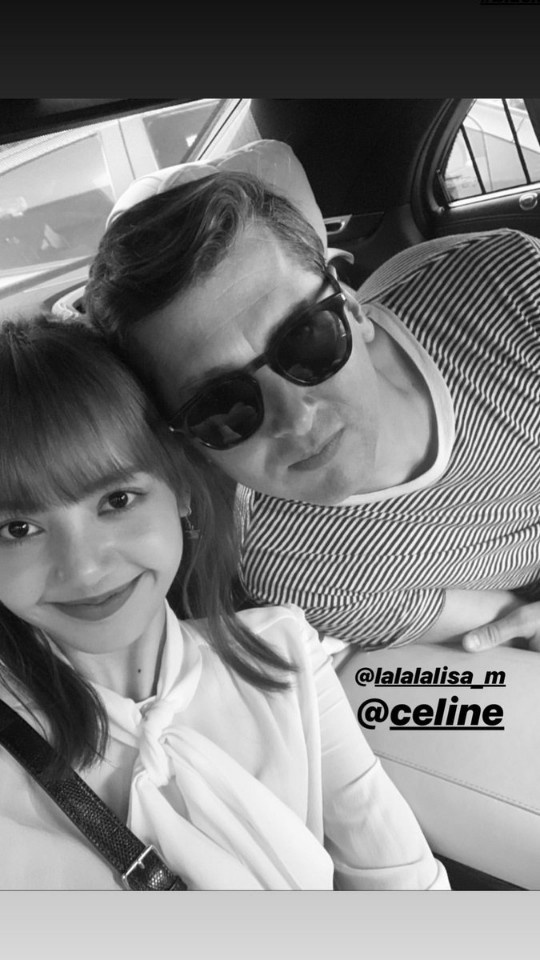 CELINE創意總監親自設計!看BLACKPINK「人間芭比」Lisa 背出復古感 !