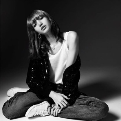 CELINE創意總監親自設計!看BLACKPINK「人間芭比」Lisa 背出復古感 !