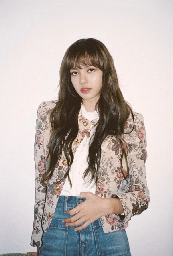 CELINE創意總監親自設計!看BLACKPINK「人間芭比」Lisa 背出復古感 !