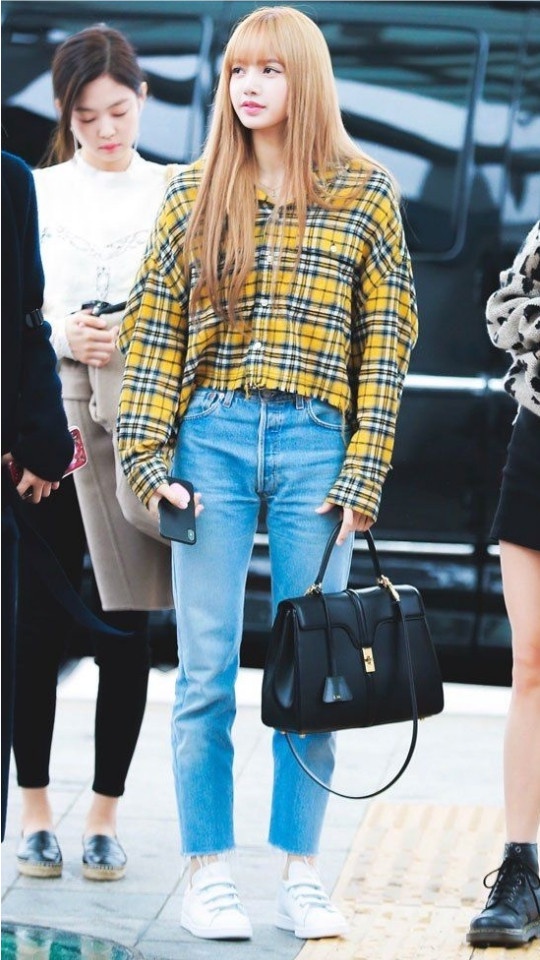CELINE創意總監親自設計!看BLACKPINK「人間芭比」Lisa 背出復古感 !