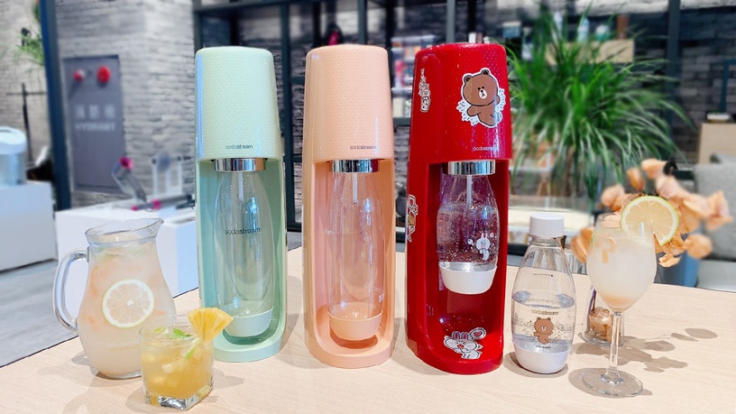 全球 NO.1 氣泡水機品牌Sodastream 來啦!氣泡水不僅能補充夏季流失的水分,讓你一口瞬間消暑,加入水果後還能自製水果氣泡水,好喝又不甜膩