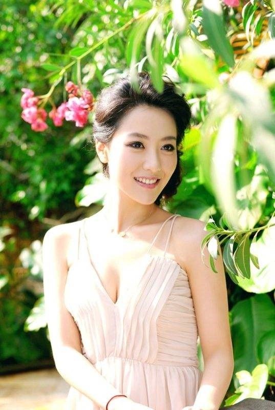 《乘風破浪的姐姐》年輕時舊照對比7:白冰