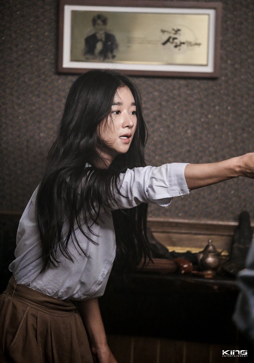 徐睿知髮型合集3:《救救我》中分長捲髮,演出被迫害的柔弱少女!