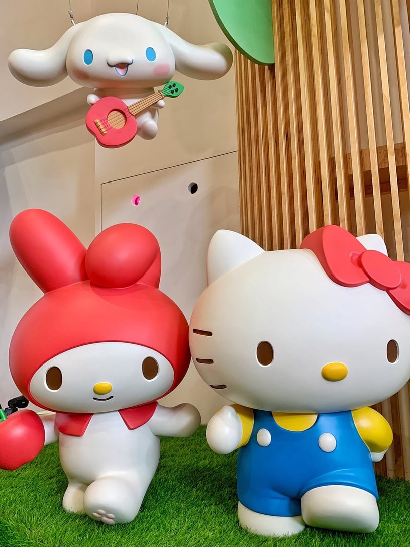 Kitty粉快衝!Hello Kitty蘋果村親子餐廳7/15開幕!Kitty、美樂蒂、布丁狗陪你一起玩