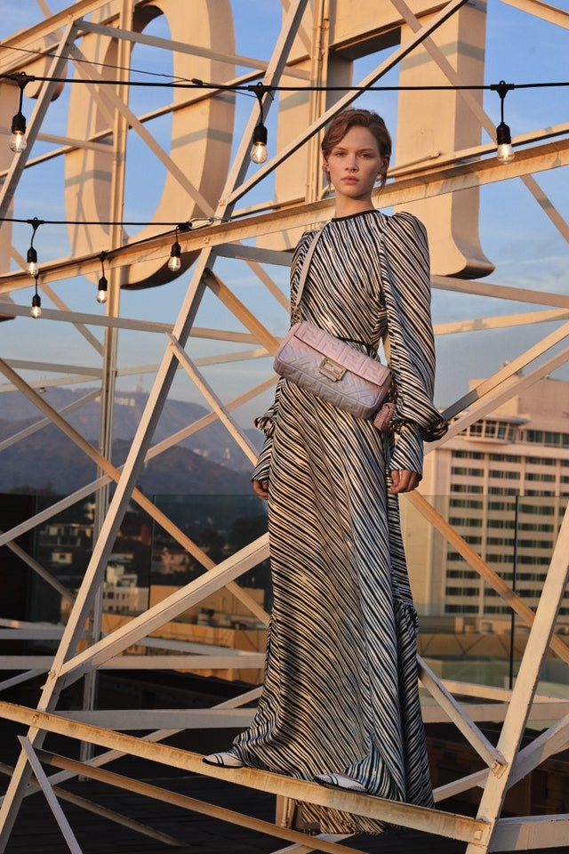 朴信惠、趙寅成、金多美、王嘉爾都穿這款!Fendi 把2D塗鴉、粉紅落日漸層搬上包包