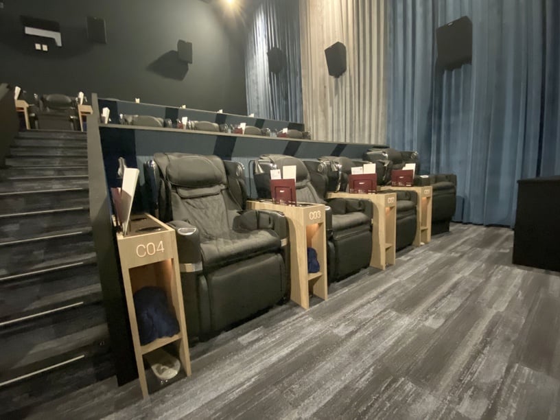 邊看電影邊按摩!桃園「新光影城」開幕,4種超狂影廳&爆米花吃到飽,竟還有玩偶陪看