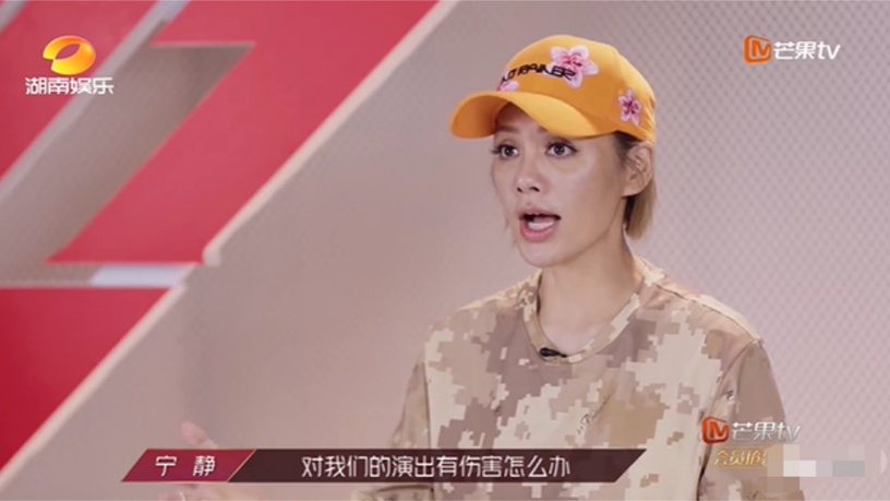《乘風破浪的姐姐》導師阿Kenn遭誤會痛哭!寧靜擁抱霸氣安慰,舊照翻出竟是鮮肉一枚