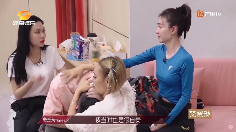《乘風破浪的姐姐》導師阿Kenn遭誤會痛哭!寧靜擁抱霸氣安慰,舊照翻出竟是鮮肉一枚