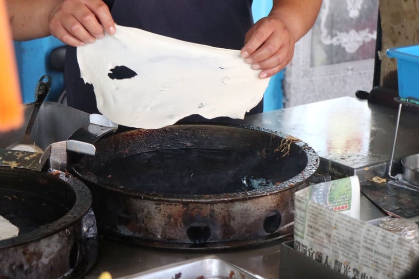 桃園打卡美食「大園手工報紙蛋餅」!25元銅板價&超Q包裝,現點現桿的蛋餅來桃園必吃