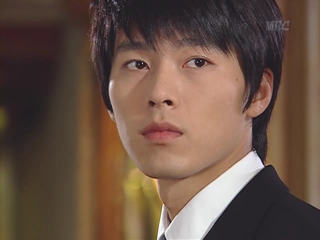 玄彬20歲神顏美圖3:《愛爾蘭》保鑣的溫柔眼神殺