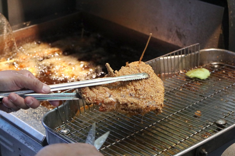榴槤起司尬上雞排!桃園美食「陳記鹽酥雞」浮誇包餡雞排,現點現炸只要銅板價