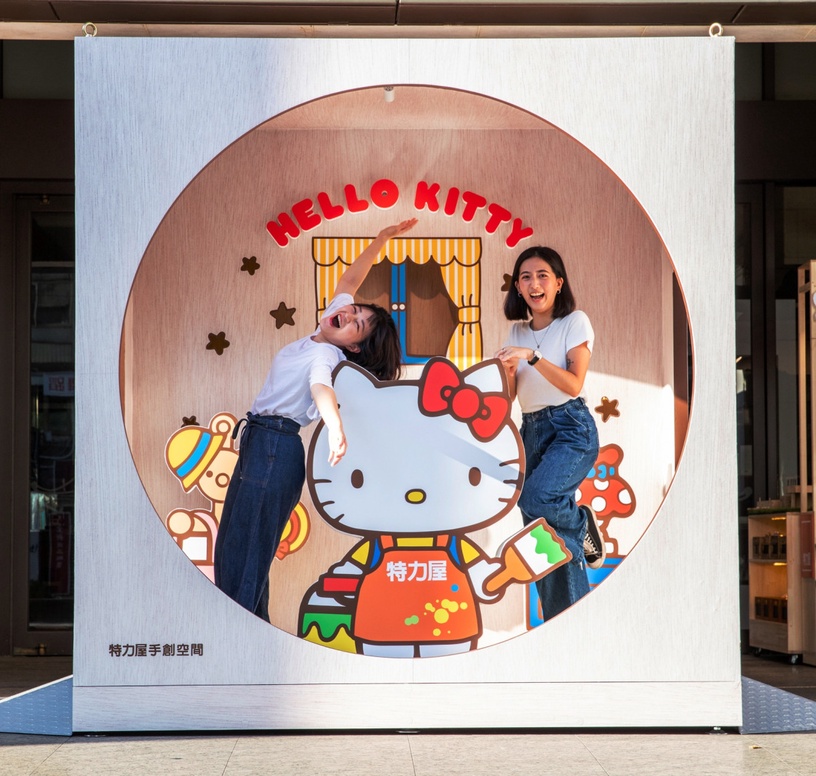 特力屋 X HELLO KITTY打造巨型夜燈