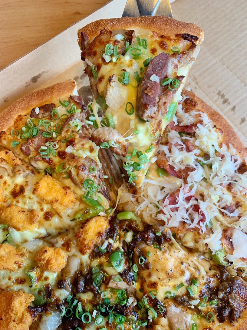 一次吃到四種肉！必勝客推「集合啦肉肉多比薩島」