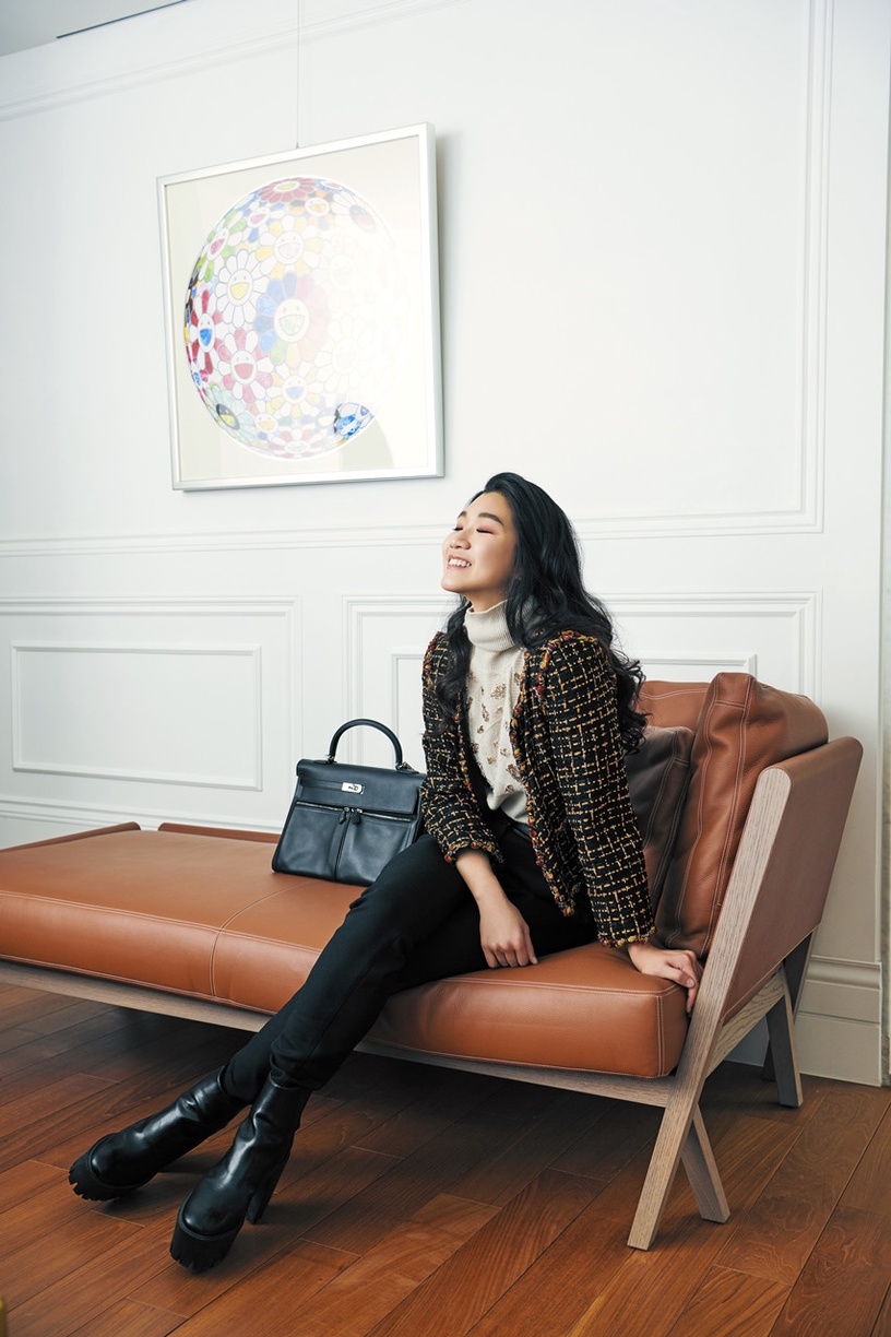 家裡空間主要是米白色大理石,再把 Louis Vuitton 的箱子當作客廳的茶几和置物櫃,讓收藏成為家飾的一部分