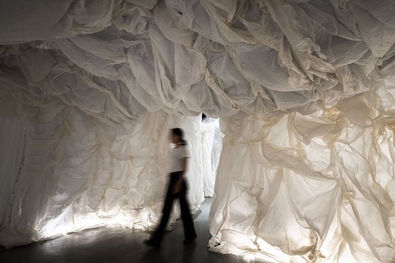 台中纖維工藝博物館「紙的無限想像特展」,夢幻純白紙藝超好拍,像仙女穿梭於夢境隧道