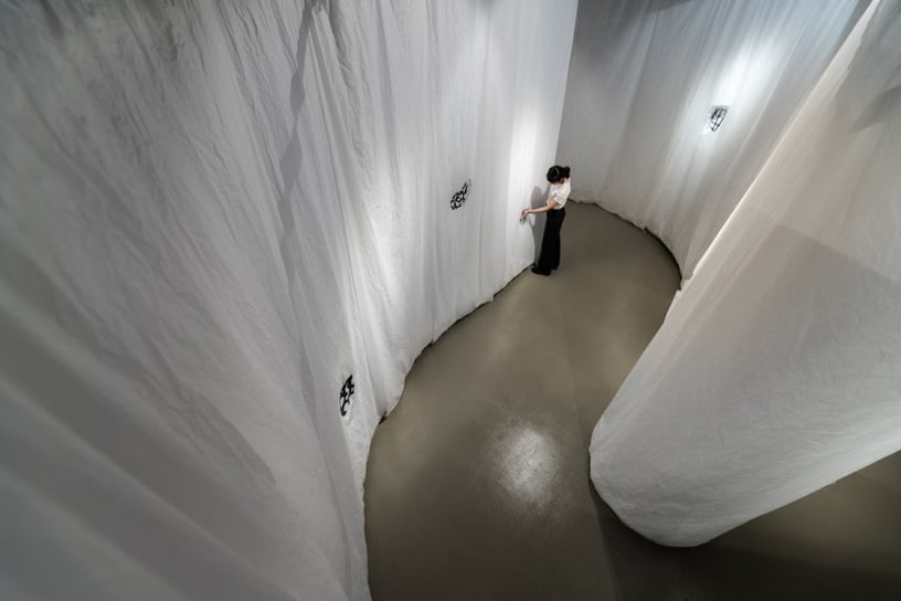台中纖維工藝博物館「紙的無限想像特展」,夢幻純白紙藝超好拍,像仙女穿梭於夢境隧道