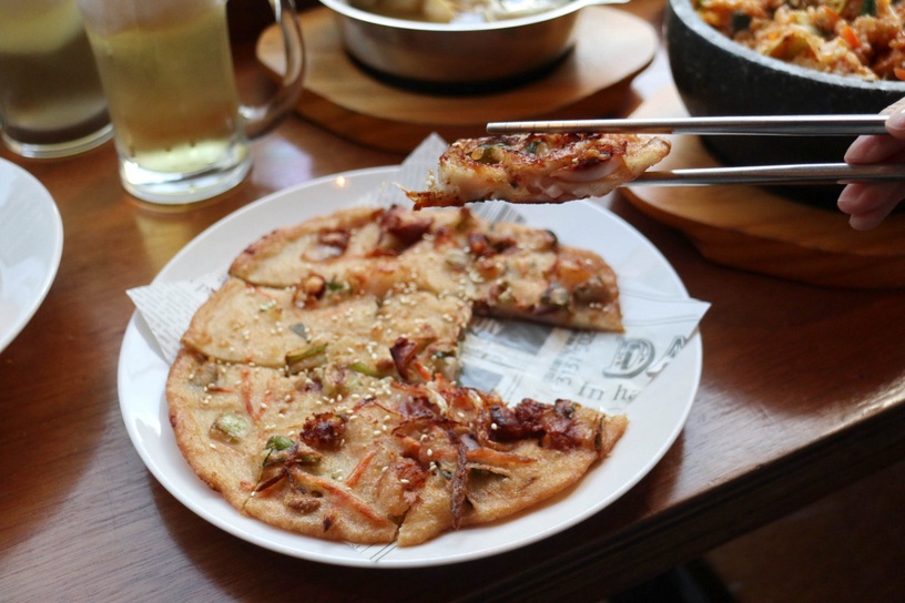 韓式拌飯搭奶油啤酒!台北美食「四米大石鍋拌飯專賣」順口啤酒&牽絲起司太罪惡啦