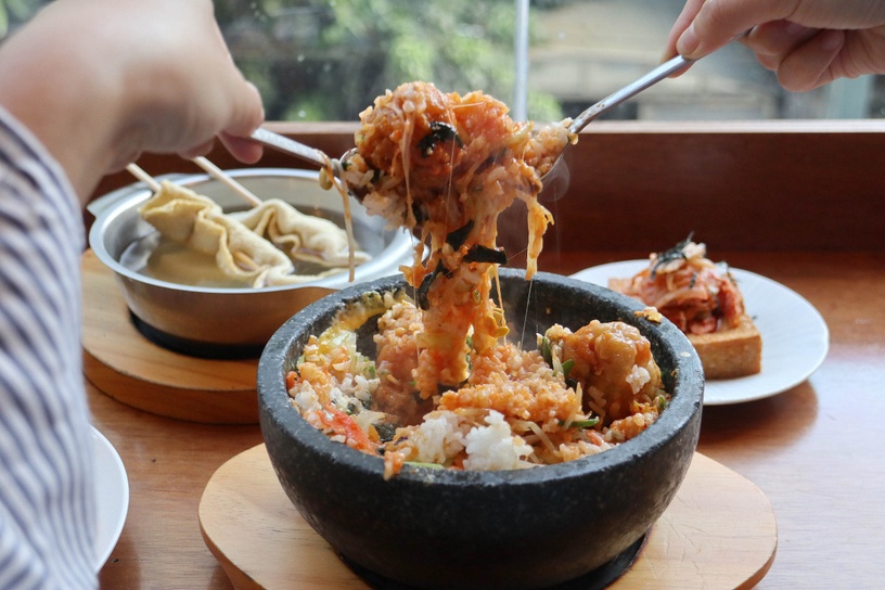 韓式拌飯搭奶油啤酒!台北美食「四米大石鍋拌飯專賣」順口啤酒&牽絲起司太罪惡啦