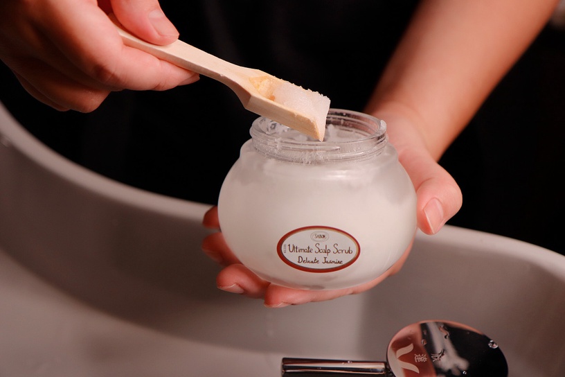 還你會呼吸的頭皮!「細軟髮&油頭」必備頭皮去角質,SABON溫和清潔,這把去角質梳萬用