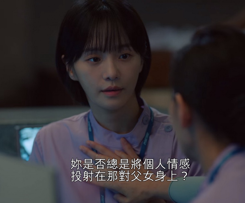 《雖然是精神病但沒關係》細思極恐細節2:朱里聊文英&爸爸的事,護理長秒變臉