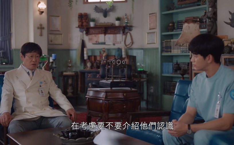 《雖然是精神病但沒關係》院長兒子身分伏筆3:院長想把文英介紹給兒子