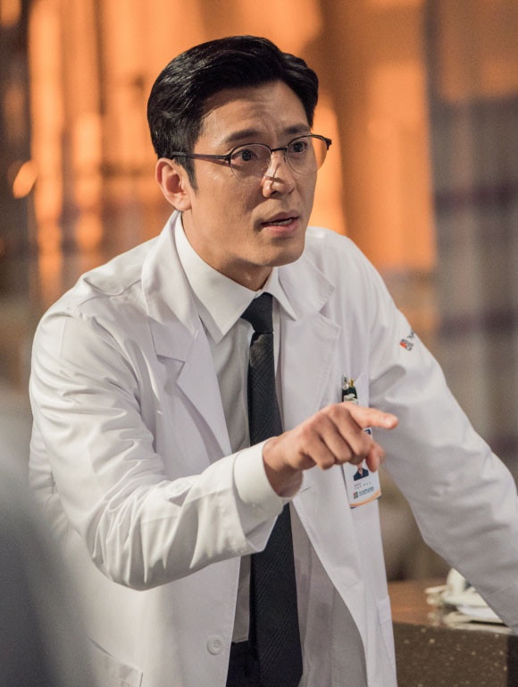 《雖然是精神病但沒關係》配角介紹3:金柱憲 飾演 出版社代表 李相仁
