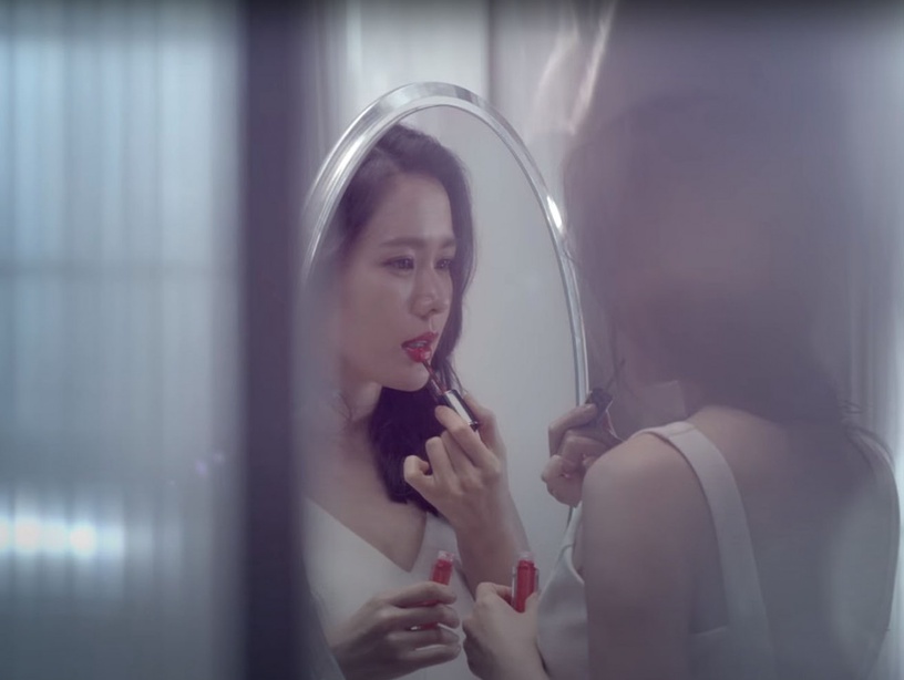 孫藝珍令人心動的絕美瞬間6:擦唇膏的性感時刻