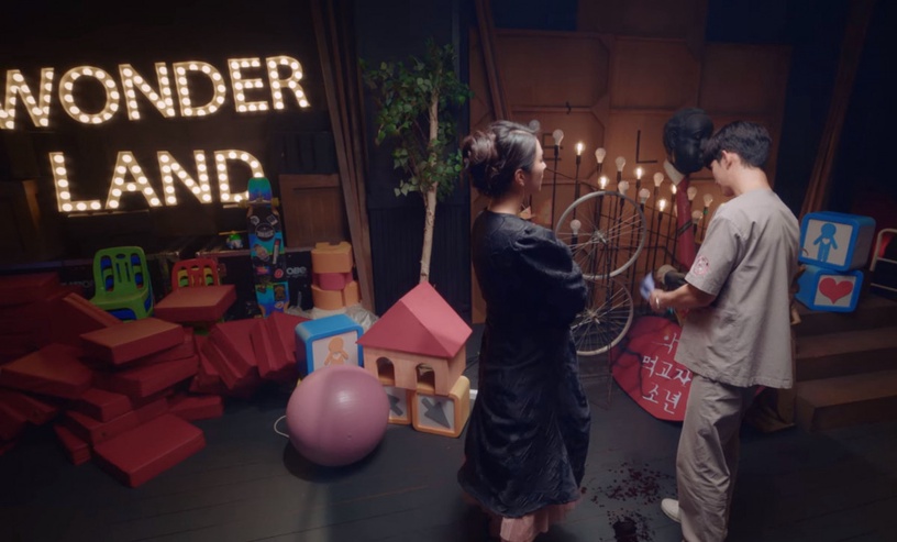 《雖然是精神病但沒關係》彩蛋細節解析1:鋼太&文英初見,來到「Wonderland」