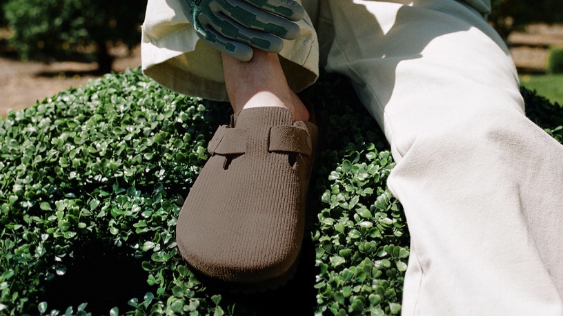 Birkenstock x stüssy聯名推最潮懶人鞋!燈芯絨面料早秋必收,這雙溫柔奶茶色太迷人~