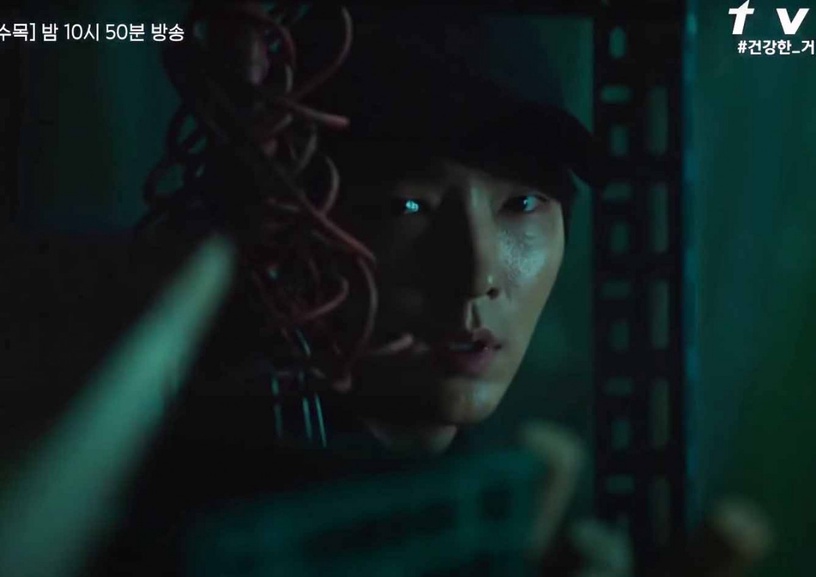 李準基《惡之花》壞得超帶感!溫柔撒嬌是套話,李準基肉身保護老婆,下秒「蒙眼上銬」