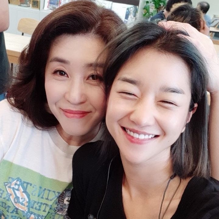 >>《雖然是精神病但沒關係》演員神奇緣分!金秀賢&護理長6年前就同框,他竟是金秀賢同學>>
