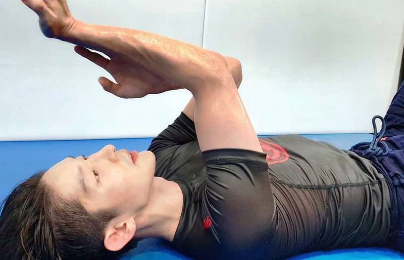 《惡之花》李準基腹肌這樣練!倒立仰臥起坐,超有力!