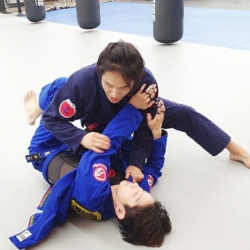 《惡之花》李準基根本武術達人!跆拳道黑帶,還會巴西柔術&泰拳!