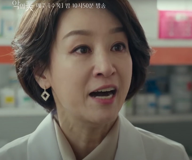 《惡之花》賢秀眼神對比:看外人眼神冷漠 V.S 看家人眼神甜如蜜