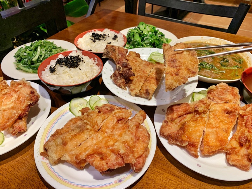 米其林必比登推薦的排骨便當!台中老字號「范記金之園草袋飯」排骨、雞腿都好吃!