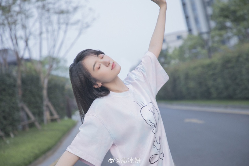右滑圖片~看袁冰妍愛用香水公開!